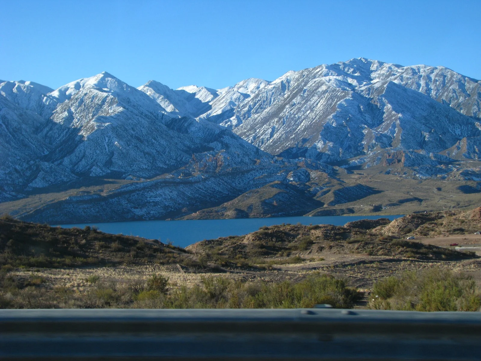 Embalse Potrerillos con montañas nevadas al fondo